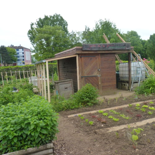 Jardin ouvrier du parc de la Douce: le cabanon; le récupérateur d'eau